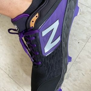New Balance Unisex Molded Baseball/Softball Cleats W Size 12  M 10.5Black/Purple